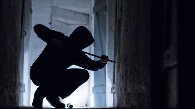 Mehrere Brüche: Männer springen auf Flucht vor Polizei aus dem dritten Stock