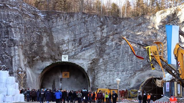 Hubschrauber im Einsatz: Mann bei Tunnelarbeiten durch herabfallenden Balken verletzt