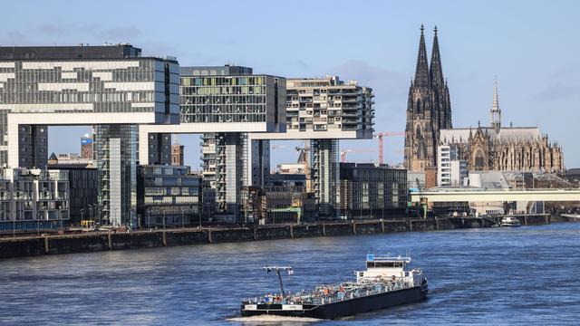 Rettungsaktion: Passanten sichern Mann im Rhein mit Hundeleine