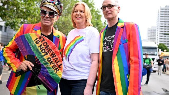 Vielfalt und queeres Leben: Sozialministerium: Regenbogenfahne nur einmal im Jahr