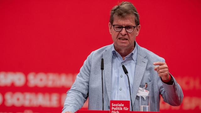 Politik: Unbekannter protestiert gegen Ausladung Ralf Stegners