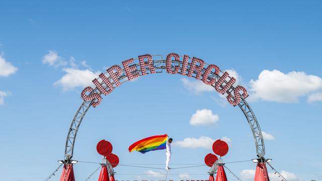 Debatte im Bundestag: Zirkus hisst Regenbogenfahne aus Protest gegen Merz