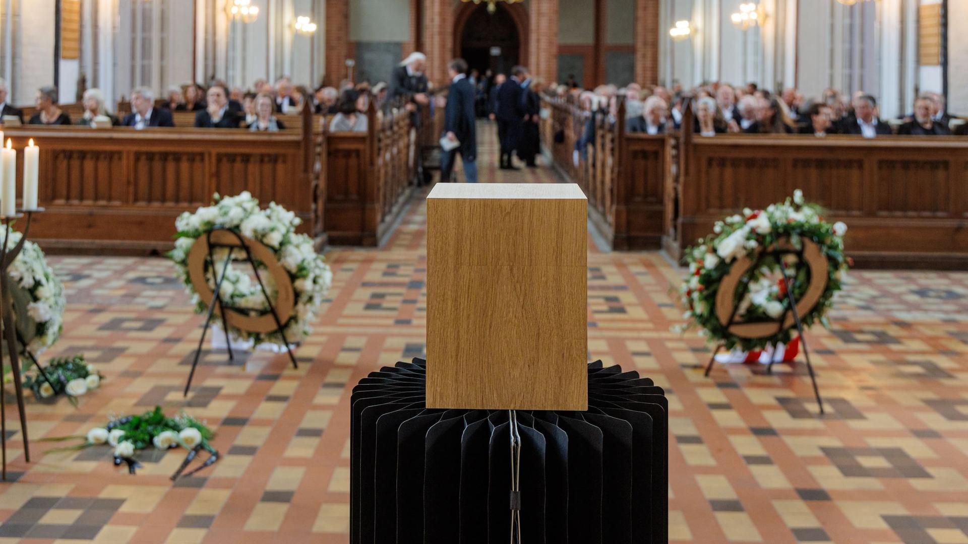 Letzte Ehre: Trauerfeier für Künstler Günther Uecker im Schweriner Dom