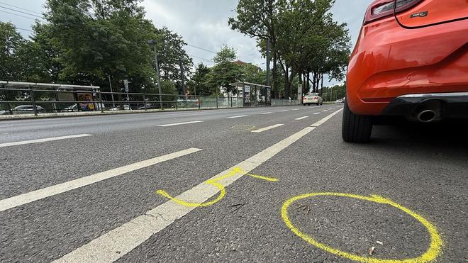  Kreide, aufgezeichnet von der Polizei, zeigen auf der Straße an der Wuhlheide Fundorte von Spuren nach einem tödlichen Verkehrsunfall. (Archivbild)