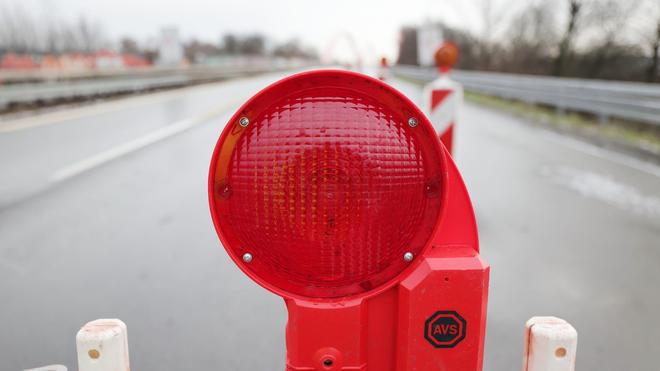  Die Brücke musste aufgrund eines gebrochenen Lagers teils gesperrt werden. (Symbolbild)