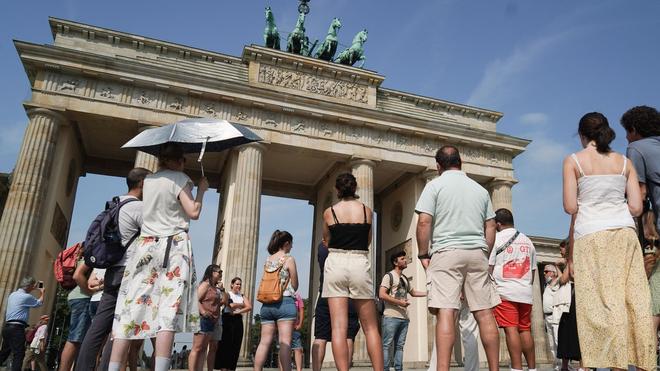  In Berlin sind dieser Tage wieder viele Touristen unterwegs - komplett ausgebucht sind die Hotels und Herbergen aber nicht.
