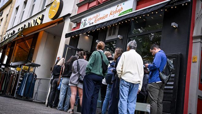  Berlins berühmtester Dönerimbiss «Mustafa's Gemüse Kebap» hat die Straßenseite gewechselt.