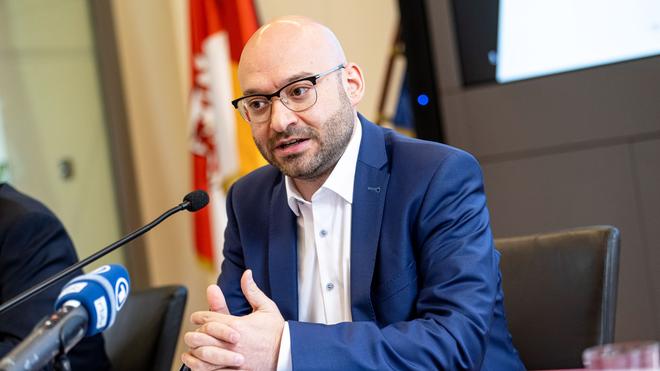  Brandenburgs Innenminister René Wilke (parteilos, für SPD) zeigt sich besorgt über die Entwicklung des Rechtsextremismus.