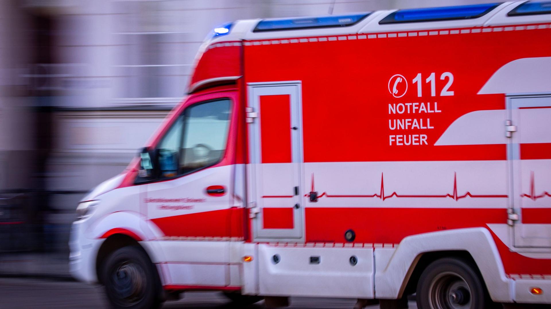 Schwerin: Finger teils abgerissen und Kopf verletzt - Ursache unklar