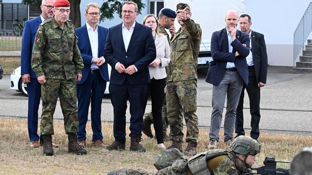 Truppenbesuch: Pistorius: Kein Automatismus bei Wehrpflicht – "zeitgemäß"
