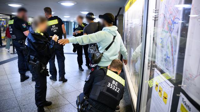 V Hannovru uvedli strožja pravila za prevoz koles in prepovedali nošenje nožev v javnem prevozu