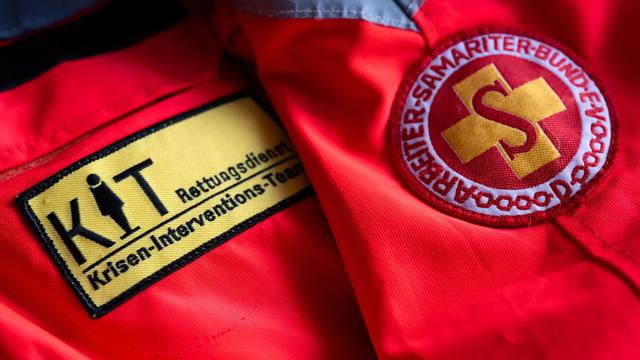 Tödlicher Unfall: Auto gerät in Gegenspur und fährt gegen Laster - Fahrer tot