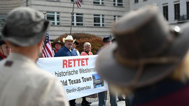 Vertrag gekündigt: Demonstranten fordern Erhalt der Spandauer Westernstadt