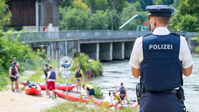 Sommer, Sonne, Alkotest: Partymeile Isar - Promille-Kontrolle für Schlauchbootfahrer
