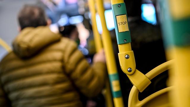 Kriminalität: Polizei: Betrunkener belästigt und schlägt 17-Jährige im Bus