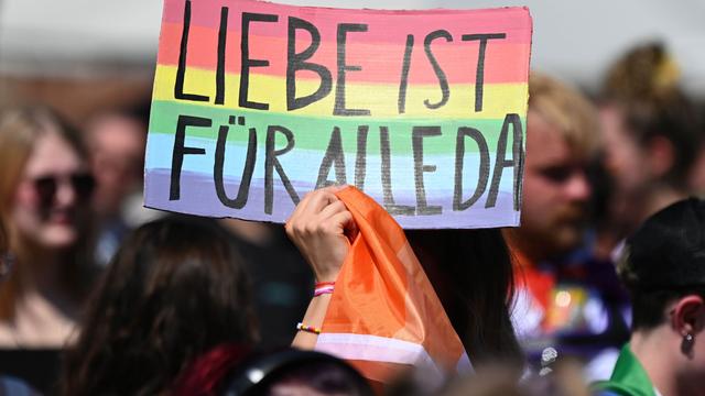 Kundgebungen: Viele Teilnehmer bei CSD-Kundgebung in Rostock