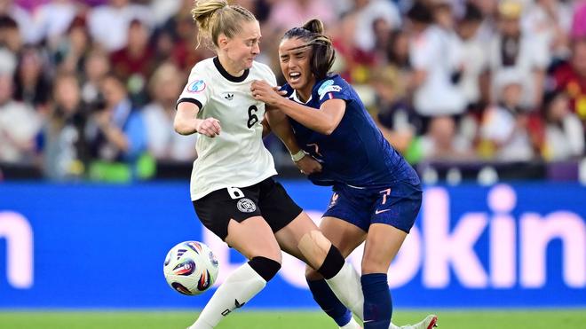 Fußball-EM: Ging vorbildlich voran: Kapitänin Janina Minge.