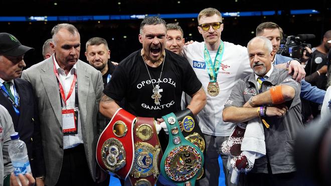 Vereinigungskampf in London: Usyk (l.) hält jetzt die Gürtel der vier wichtigsten Box-Verbände.