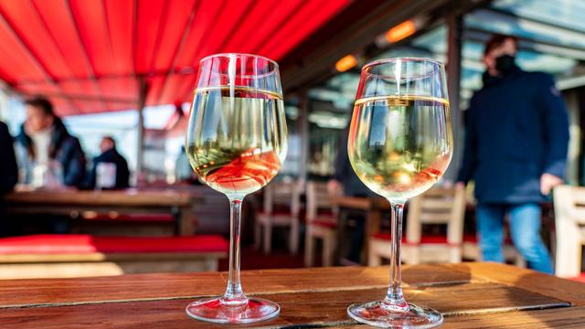 Urlaub in MV und SH: Weil Personal fehlt: Einige Restaurants kürzer offen