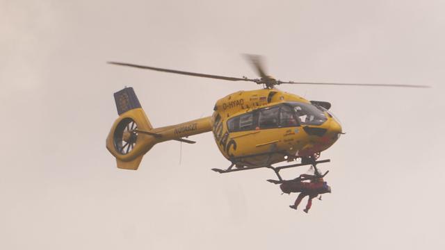 Upokojenec z električnim invalidskim vozičkom strmoglavil v potok v Zgornji Avstriji