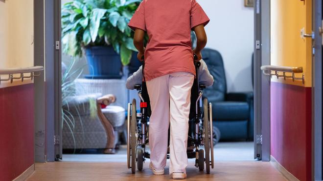 Gesundheit: Pflege im Heim in Brandenburg deutlich teurer