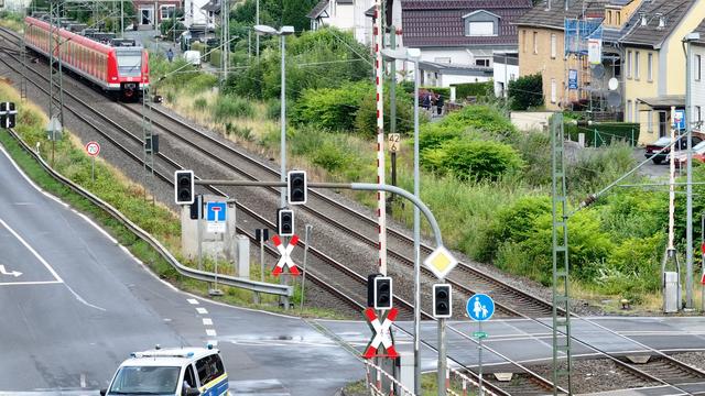 Verkehr: Von S-Bahn erfasst: Zwei Menschen sterben an Bahnübergang