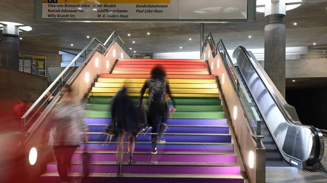 Christopher Street Day: "Helfen beim Flagge zeigen": U-Bahnhof Bundestag nun bunt