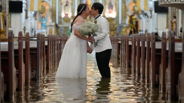 Sturm "Wipha" in Asien: Philippinen: Paar watet in überfluteter Kirche zum Jawort