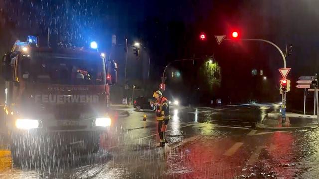 Starkregen: Überschwemmte Straßen durch Starkregen im Landkreis Harburg