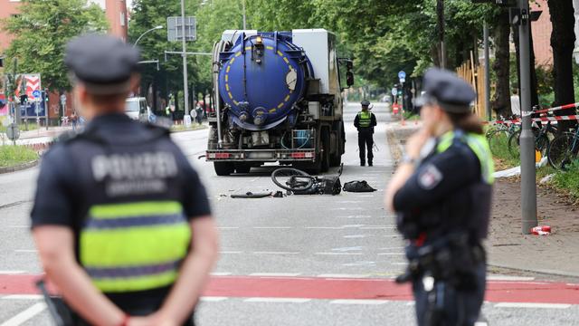 Unfälle: Fahrradfahrerin stirbt bei Unfall mit Lkw in Hamburg