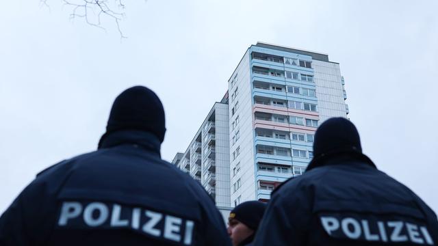 Geschoss verfehlte Frau knapp: Feuerlöscher-Wurf aus Hochhaus - Jugendlicher angeklagt