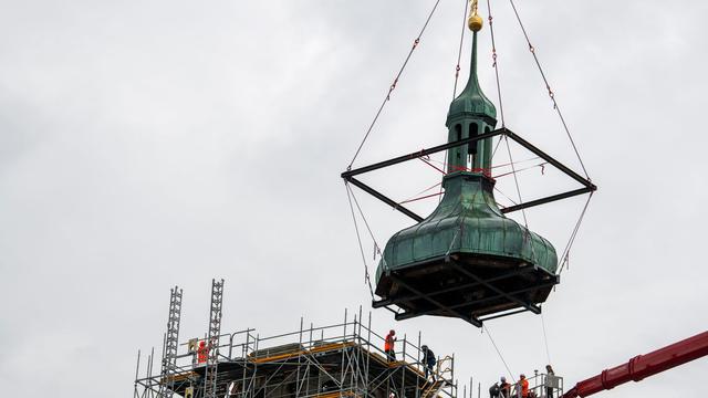 Panne verzögerte Bauarbeiten: Neuer Versuch: Augsburger Wahrzeichen soll Spitze verlieren