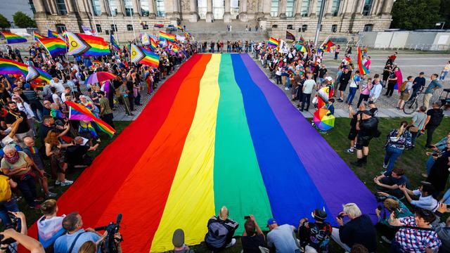 Christopher Street Day: Riesige Regenbogenflagge vor Reichstagsgebäude ausgerollt