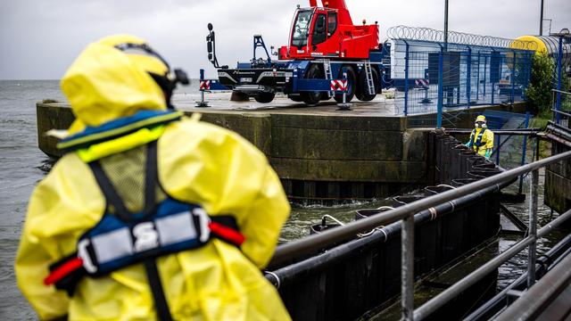 Ölbergung: Nach Schiffskollision in Cuxhaven kaum noch Öl im Hafen