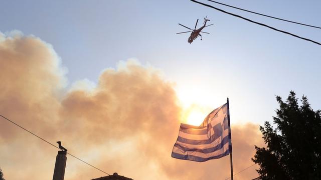 Griechenland: Feuer nahe Athen - Häuser in Flammen