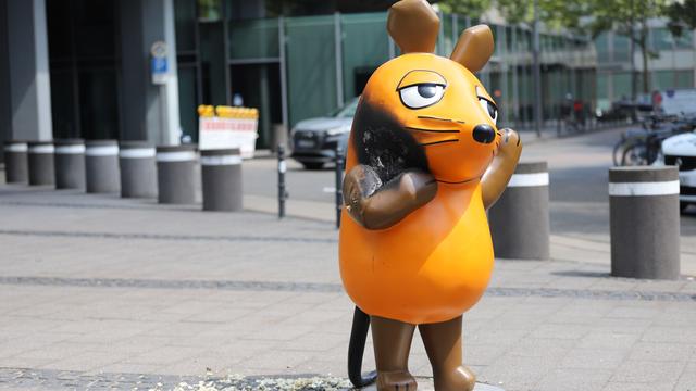 Unbekannte zündeln: Maus-Figur in Köln angezündet