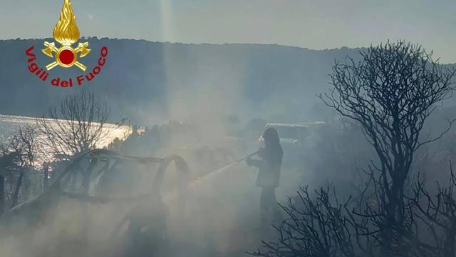 Brände: Brand auf Sardinien: Badegäste fliehen vor Feuer