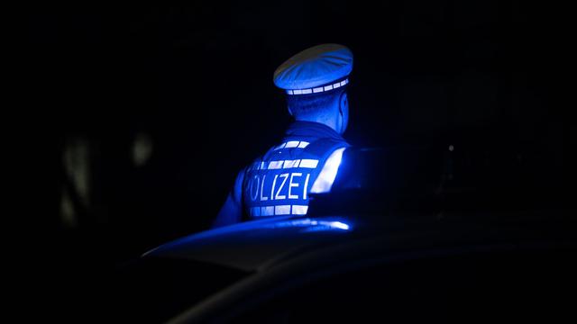 Polizei beendet Feier: Einladung verbreitet sich im Netz - Hausparty artet aus