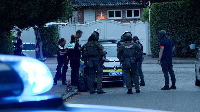 Arrival in the apartment: Police officers arrest a suspect and provide evidence of evidence.