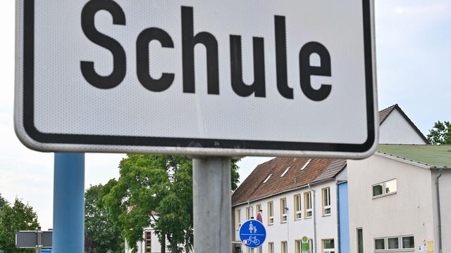 Rechte Vorfälle: Minister: Extremismus an Schulen ist Riesen-Herausforderung