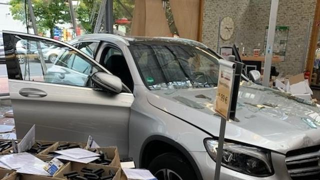 Unfälle: Auto durchbricht Schaufenster - Fahrer unverletzt
