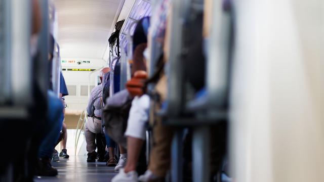 Bahn: Mann droht mit Spielzeugwaffe in Zug