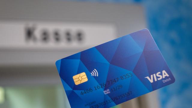 Kein Durchläufer: Viele Kommunen wollen keine Bezahlkarte für Asylbewerber