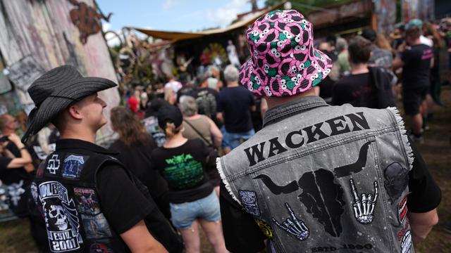 Musikfestival: Wacken füllt sich: Heavy-Metal-Fans treffen ein