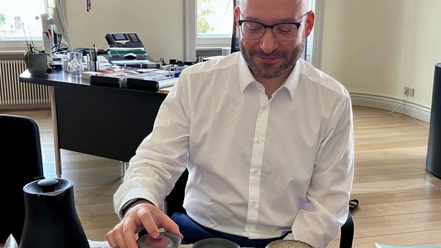 Leute: Brandenburgs Innenminister entspannt mit gutem Tee
