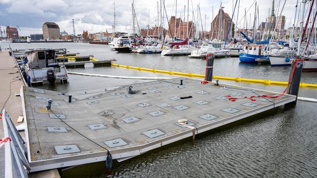 Gesunken: Klo- und Duschhäuschen versinkt im Stralsunder Hafenbecken