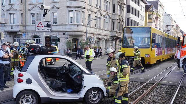 Unfall: Stadtbahn kollidiert mit Auto – Ersatzverkehr eingerichtet