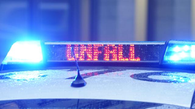 Unfälle: Transporter überschlägt sich auf B10 - Fahrer alkoholisiert