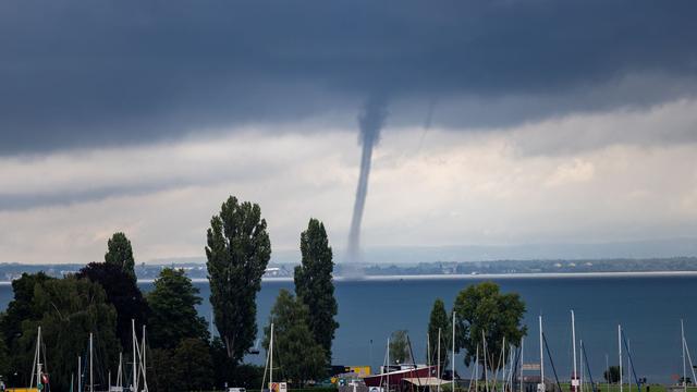 Naturphänomen: Wasserhose über dem Bodensee zu sehen