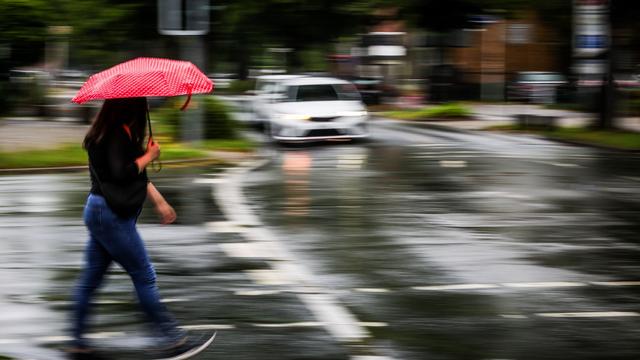 Wetter: Wechselhaftes Wetter lässt Freibad-Kassen weniger klingeln